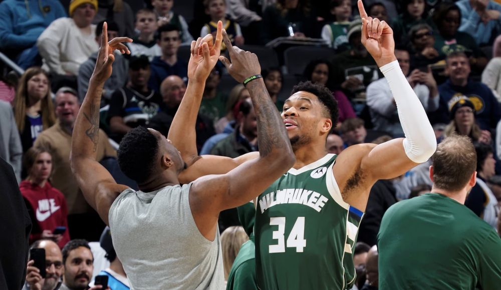 NBA凯尔特人加时争议三分绝杀雄鹿终结七连胜登顶引热议